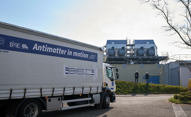 Historyczny sukces naukowców z CERN. Antymateria przewieziona ciężarówką
