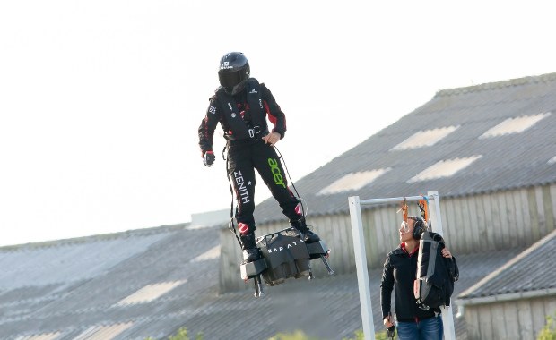Historyczny wyczyn Franky'ego Zapaty. Przeleciał nad kanałem La Manche na flyboardzie