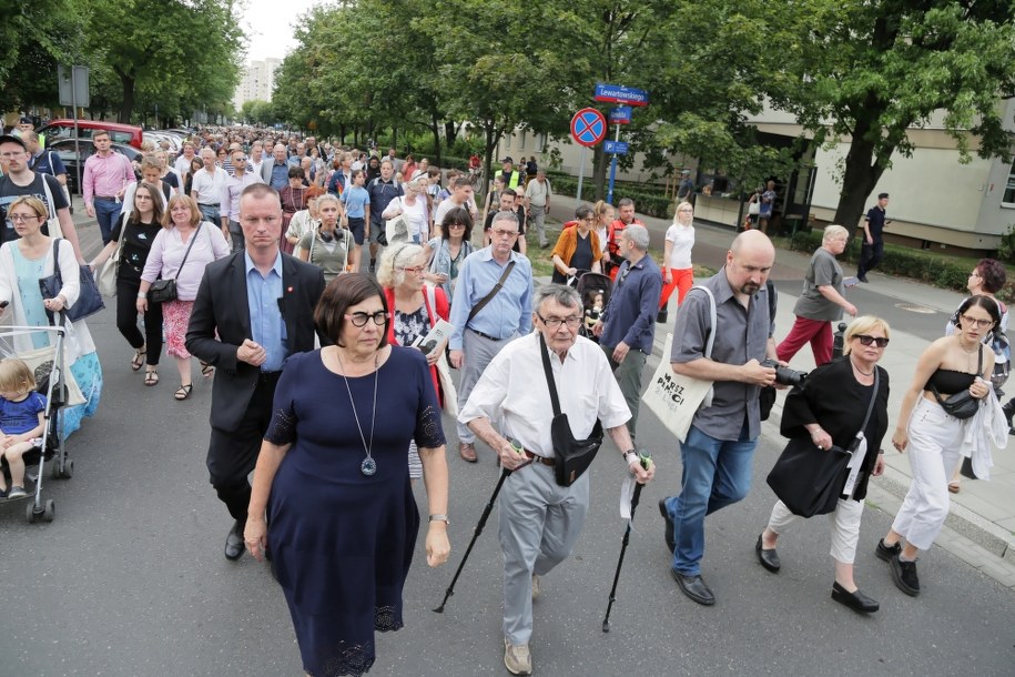 Historyk i dziennikarz żydowskiego pochodzenia Marian Turski oraz ambasador Izraela w Polsce Anna Azari na czele Marszu Pamięci, który wyruszył spod pomnika Umschlagplatz. Marsz upamiętnia 77. rocznicę rozpoczęcia przez Niemców akcji likwidacyjnej getta warszawskiego /	Wojciech Olkuśnik /PAP