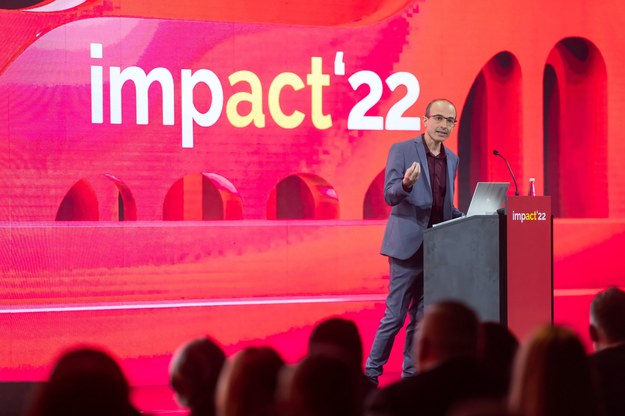 Historyk prof. Yuval Noah Harari podczas kongresu Impact'22 w Poznań Congress Center /	Jakub Kaczmarczyk   /PAP