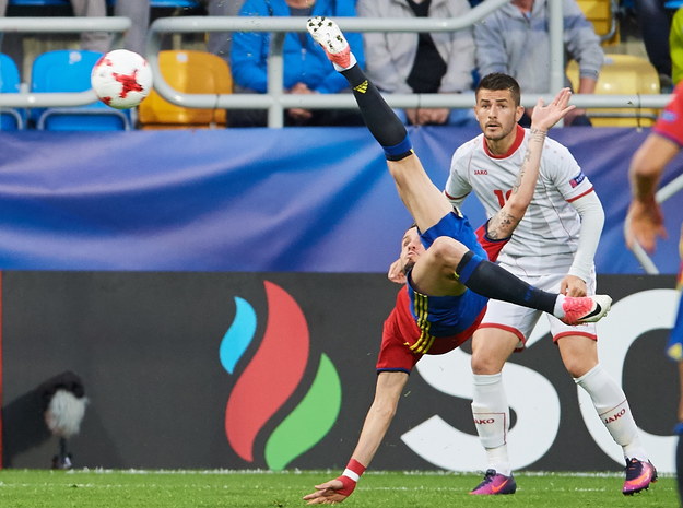 Hiszpan Saul Niguez strzela bramkę Macedonii podczas meczu grupy B piłkarskich mistrzostw Europy U21 w Gdyni /Adam Warżawa /PAP