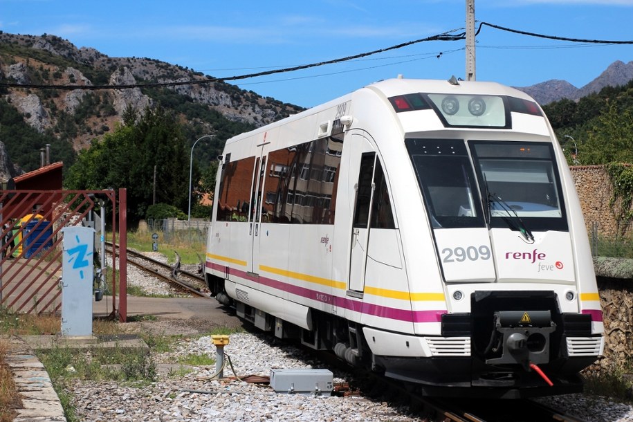 Kolejka zderzyła się z dźwigiem. Są ranni