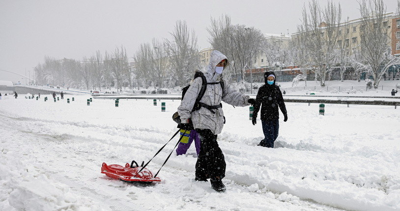 Hiszpania podlicza straty po śnieżycy półwiecza /Rodrigo Jimenez/ EPA /PAP