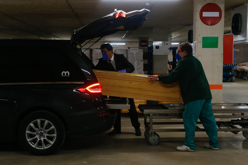 Hiszpania: Pracownicy zakładu pogrzebowego i trumna z ciałem zmarłego na COVID-19 /AFP