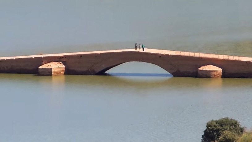 https://i.iplsc.com/hiszpania-susza-odslonila-xvi-wieczny-most/00095D1XL4SMQU4Y-C321-F4.jpg