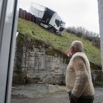 Hiszpania: Tir zawisł nad stromizną. Tuż koło domu