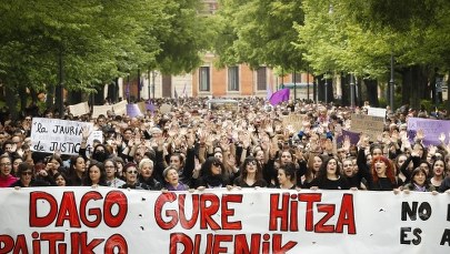 Hiszpania: Wielka manifestacja przeciwko wyrokowi sądu w Pampelunie