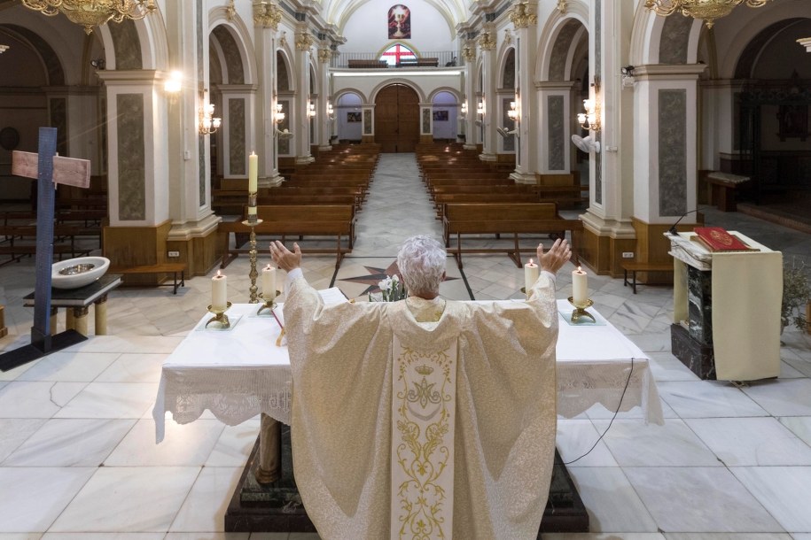 Hiszpania: Wraz z epidemią koronawirusa rekordowo niska liczba katolików /MARCIAL GUILLEN /PAP/EPA