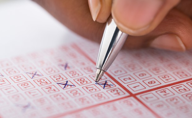 Hiszpania: Żebrząca na ulicy wygrała w loterii ponad milion euro