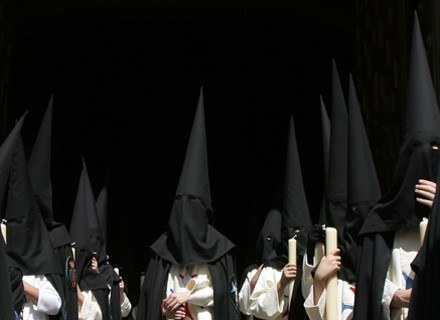Hiszpanie biorą udział w licznych procesjach /arch. AFP
