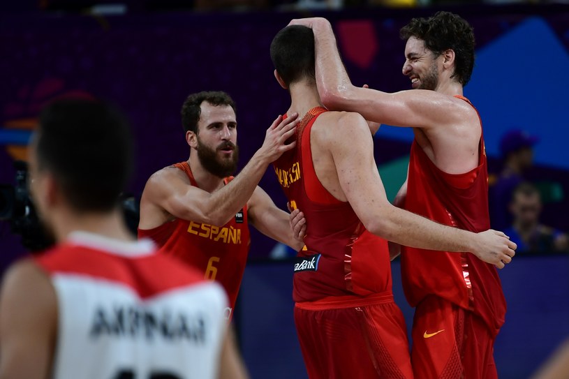 Hiszpanie cieszą się po wygranej z Niemcami /AFP