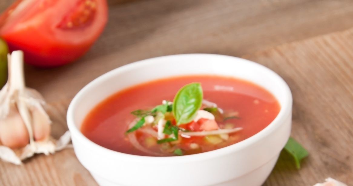 Hiszpanie delektują się gazpacho (z dojrzałych, miękkich pomidorów i papryki) /123RF/PICSEL