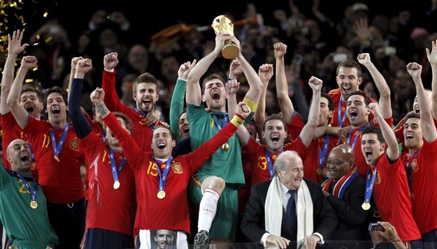 Hiszpanie po zwycięskim finale MŚ w 2010 roku /KERIM OKTEN /PAP/EPA