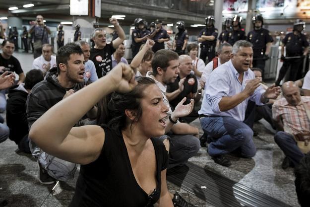 Hiszpanie protestują na stacji Atocha w Madrycie /EPA