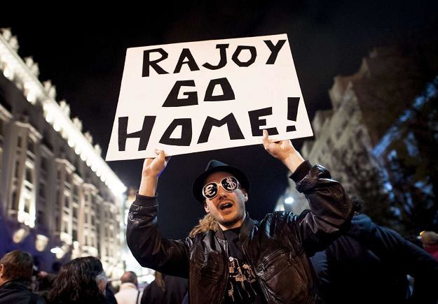 Hiszpanie są zdecydowanie przeciw programowi gabinetu premiera Rajoya /AFP