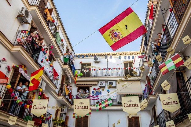 Hiszpanie świętują na balkonach /ROMAN RIOS /PAP/EPA