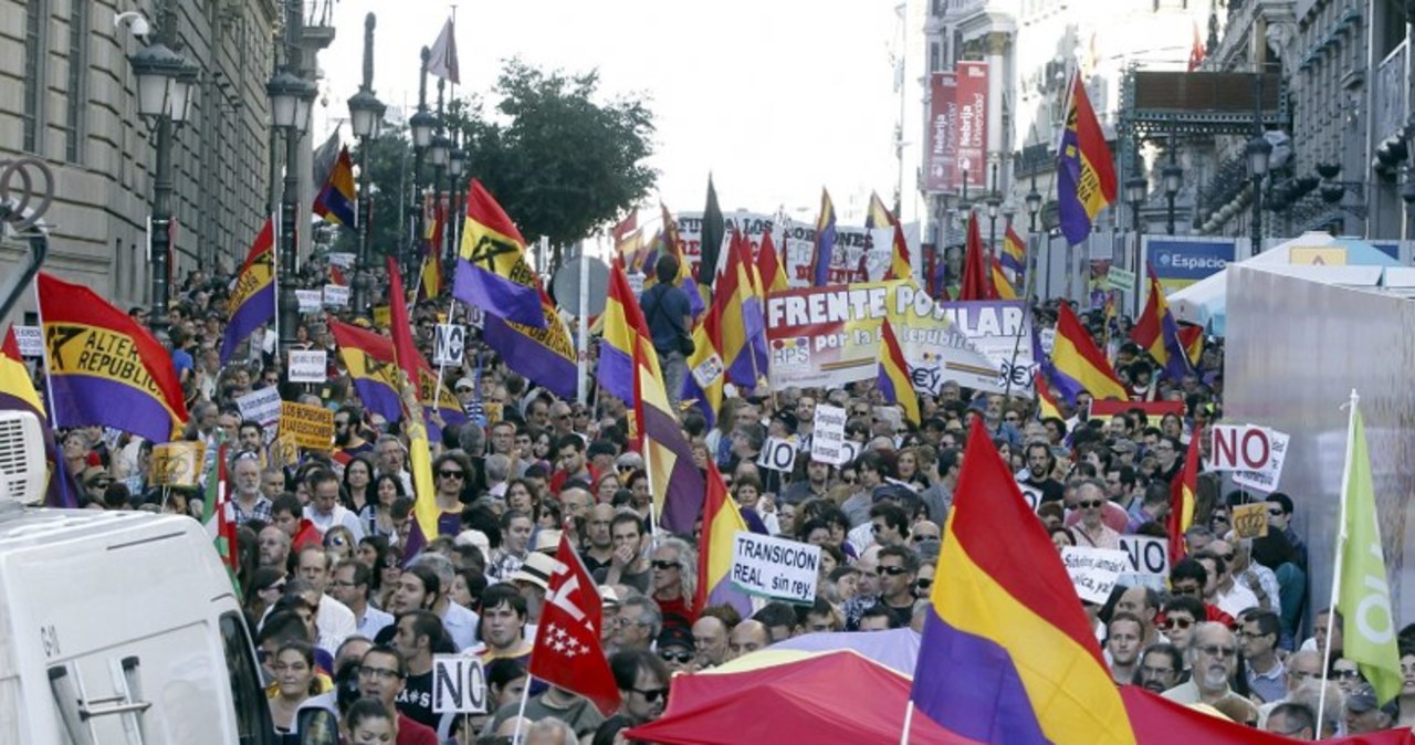 Hiszpanie wyszli na ulice. Mają dość monarchii