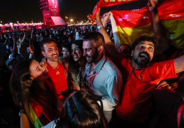 Hiszpańscy kibice świętujący w strefie kibica w Dausze /ROLEX DELA PENA    /PAP/EPA