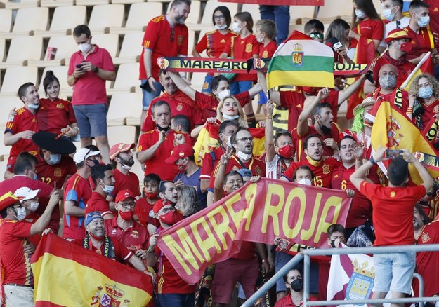 Hiszpańscy kibice wspierają swoją drużynę na stadionie w Sewilli /Jose Manuel Vidal / POOL /PAP/EPA