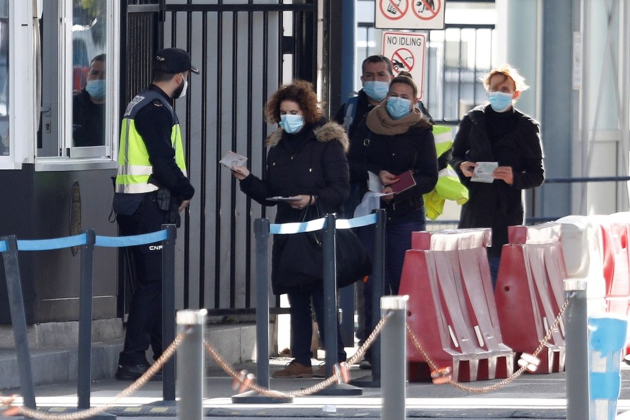 Hiszpańscy pracownicy na granicy z Gibraltarem /A. CARRASCO RAGEL /PAP/EPA