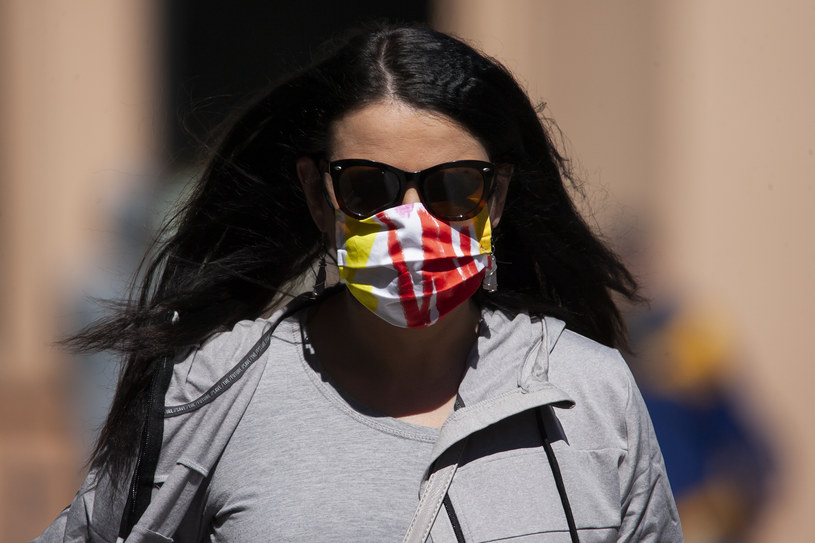 Hiszpańscy pulmonolodzy: Maski powinny być zdejmowane po 45 minutach /Polska Press /Getty Images