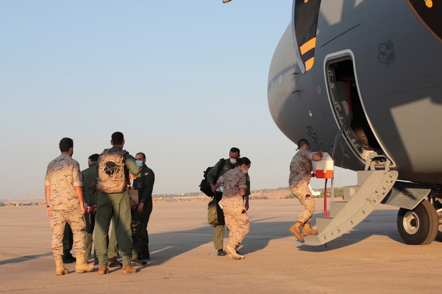 Hiszpańscy żołnierze pomagający w ewakuacji //Spanish Ministry of Defense HANDOUT /PAP/EPA