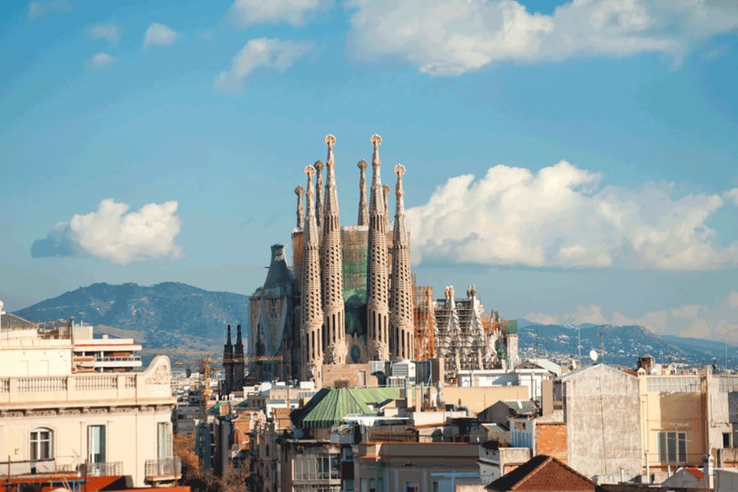 Hiszpańska izba niższa parlamentu przegłosowała zmiany w prawie, które poszerzają listę beneficjentów wśród kościołów odmiennych wyznań w możliwości skorzystania z ulg podatkowych. / Zdj. ilustracyjne - przedstawia kościół La Sagrada Familia w Barcelonie. /123RF/PICSEL