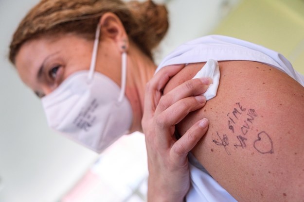Hiszpańska pielęgniarka podczas szczepienia /ANGEL MEDINA G.   /PAP/EPA