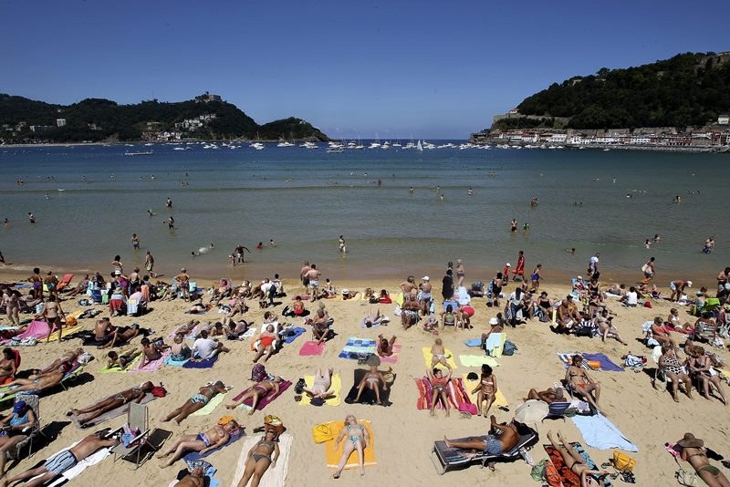 Hiszpańska plaża w San Sebastian /JAVIER ETXEZARRETA /PAP/EPA