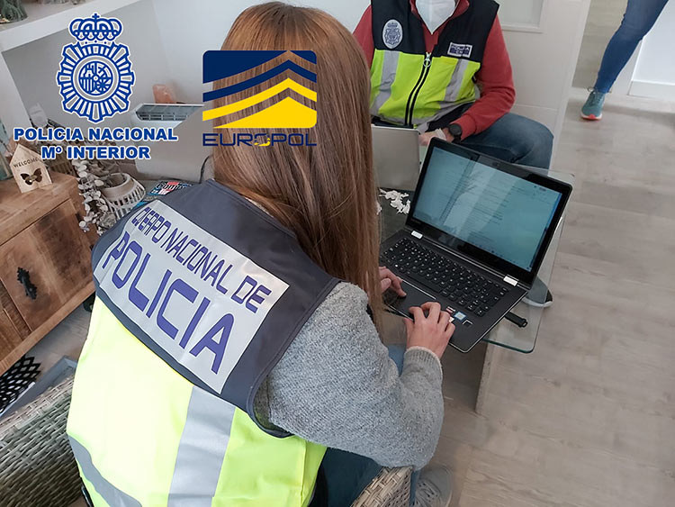 Hiszpańska policja bada komputery Mobdro /SatKurier