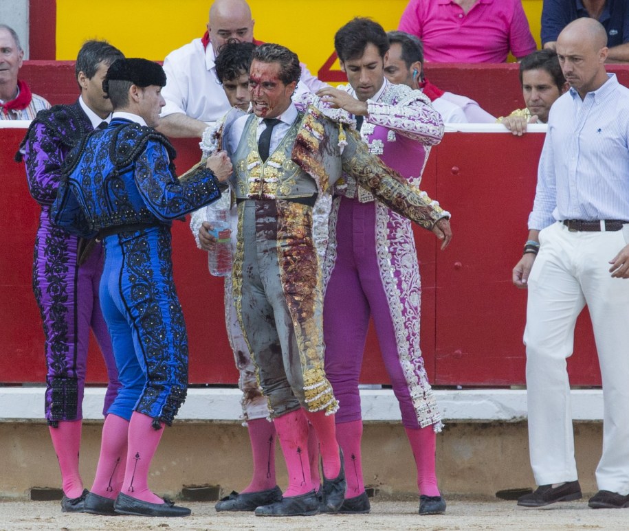 Hiszpański matador ranny podczas innej walki /JIM HOLLANDER    /PAP/EPA