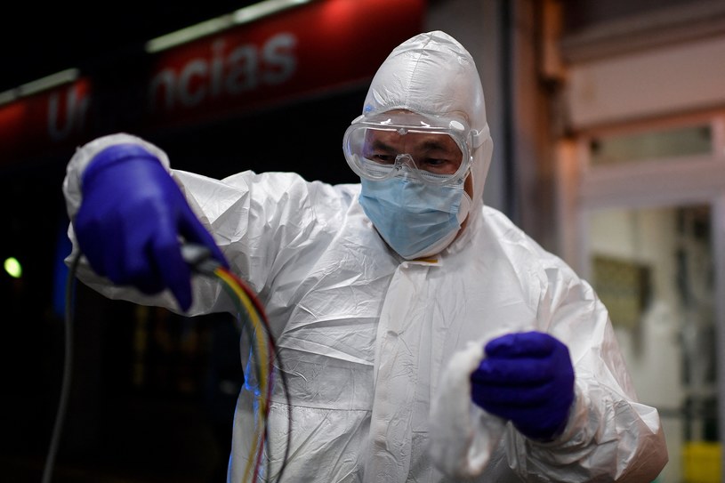 Hiszpański medyk w stroju ochronnym, zdjęcie ilustracyjne /OSCAR DEL POZO / AFP /AFP