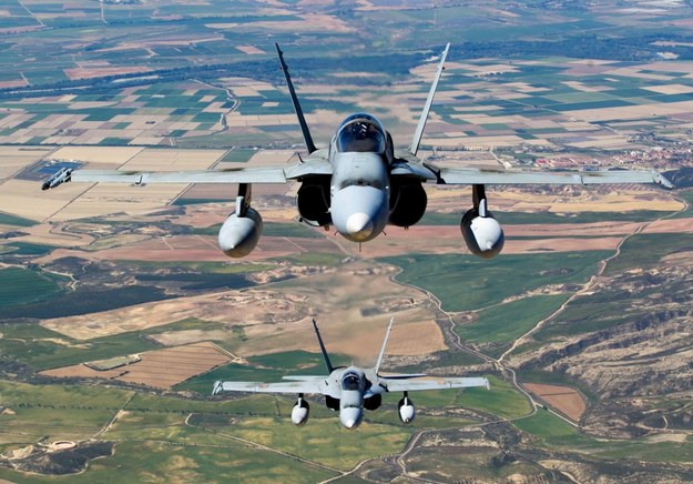 Hiszpańskie myśliwce F-18 /JAVIER CEBOLLADA/EFE /PAP/EPA