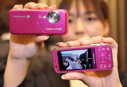 Hitem w ofercie SE może być smartphone z aparatem 12 Mpix /AFP