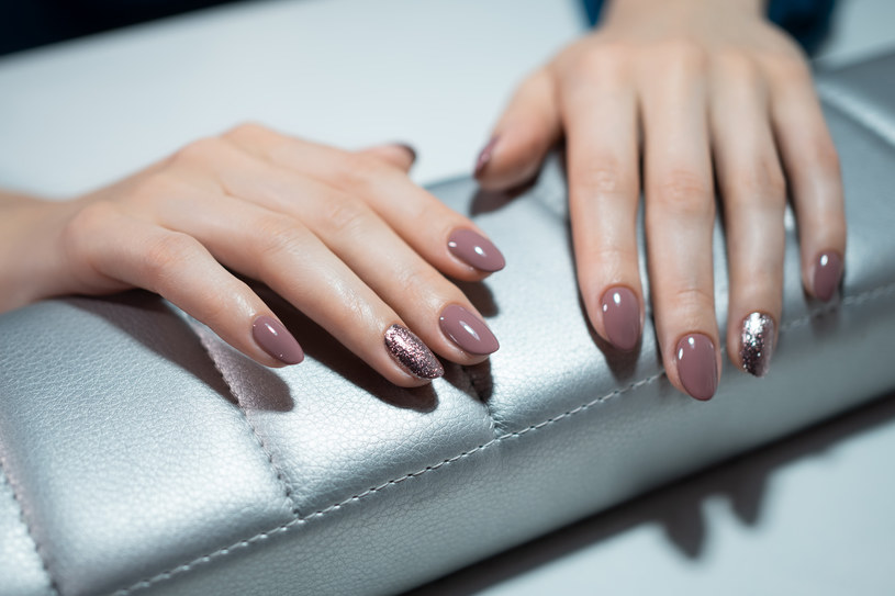 Hitem w salonach manicure są kolory neutralne z dodatkiem błysku /123RF/PICSEL