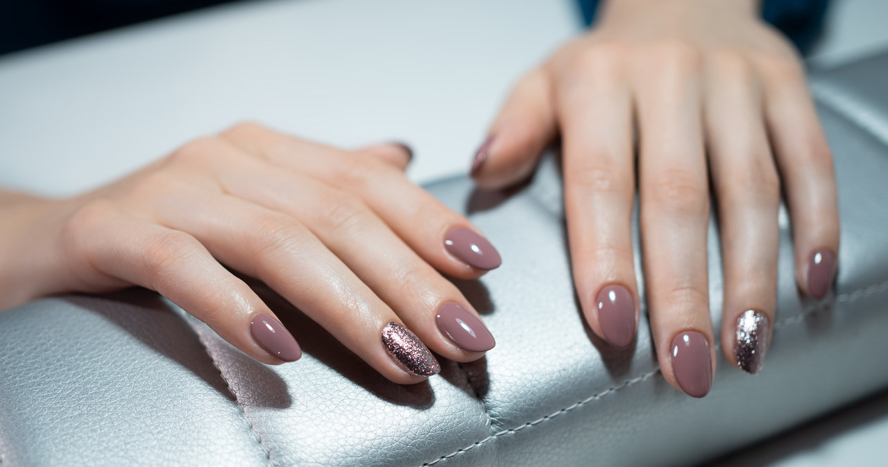 Hitem w salonach manicure są kolory neutralne z dodatkiem błysku /123RF/PICSEL