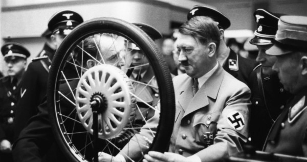 Hitler bardzo lubił pokazywać się publicznie. Ówczesne media bardzo go lubiły /East News