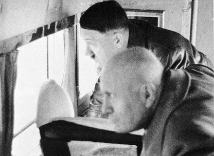 Hitler i Mussolini na pokładzie niemieckiego Ju-52 /East News