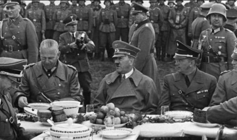 Hitler przy stole, tak jak w życiu zachowywał się często nieobliczalnie /domena publiczna
