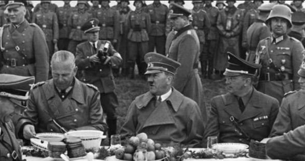 Hitler przy stole, tak jak w życiu zachowywał się często nieobliczalnie /domena publiczna
