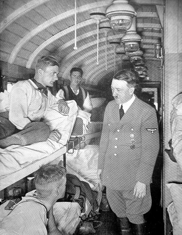 Hitlera rozmawia z rannymi żołnierzami niemieckimi w pociągu szpitalnym /Odkrywca