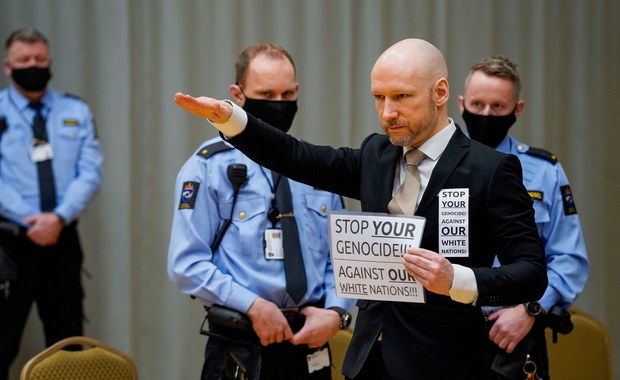 Hitlerowskie pozdrowienie i nowe hasła. Breivik chce wyjść na wolność