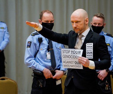 Hitlerowskie pozdrowienie i nowe hasła. Breivik chce wyjść na wolność