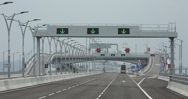 HKZMB - najdłuższy most świata ma 39 kilometrów /EPA