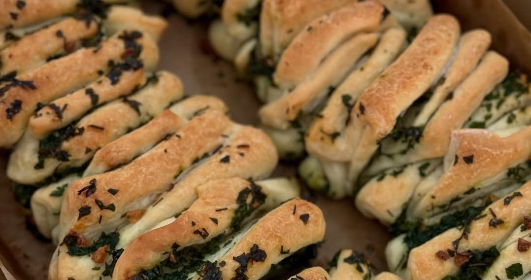 Хлібець з трав’яним маслом - оригінальна альтернатива піці /Domena publiczna