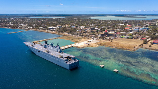 HMAS Adelaide u brzegów Nukuʻalofa, stolicy Tonga. /POIS CHRISTOPHER SZUMLANSKI/AUSTRALIAN DOD HANDOUT /PAP/EPA