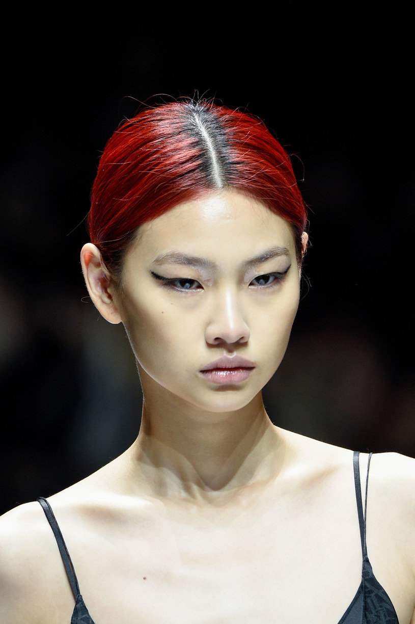Ho-yeon Jung przykuła uwagę włosami o charakterystycznym kolorze /Peter White/Getty Images /Getty Images