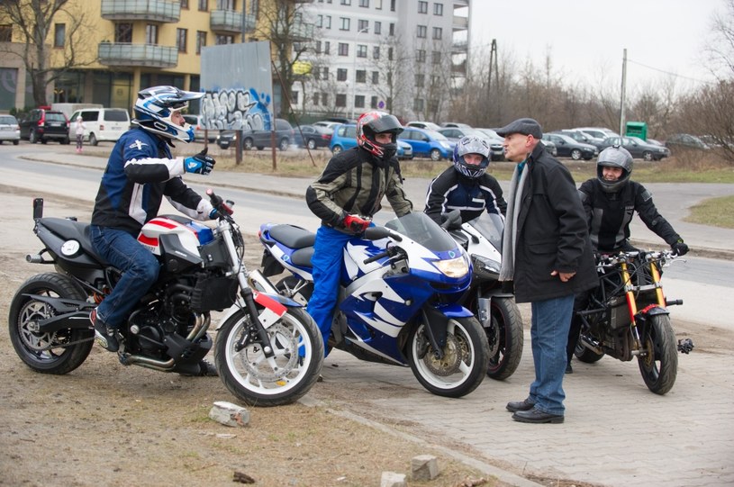 Hoffer wezwie policję, by zrobili porządek z motocyklistami. Ci w odwecie brutalnie go pobiją /x-news/ Radek Orzeł /TVN