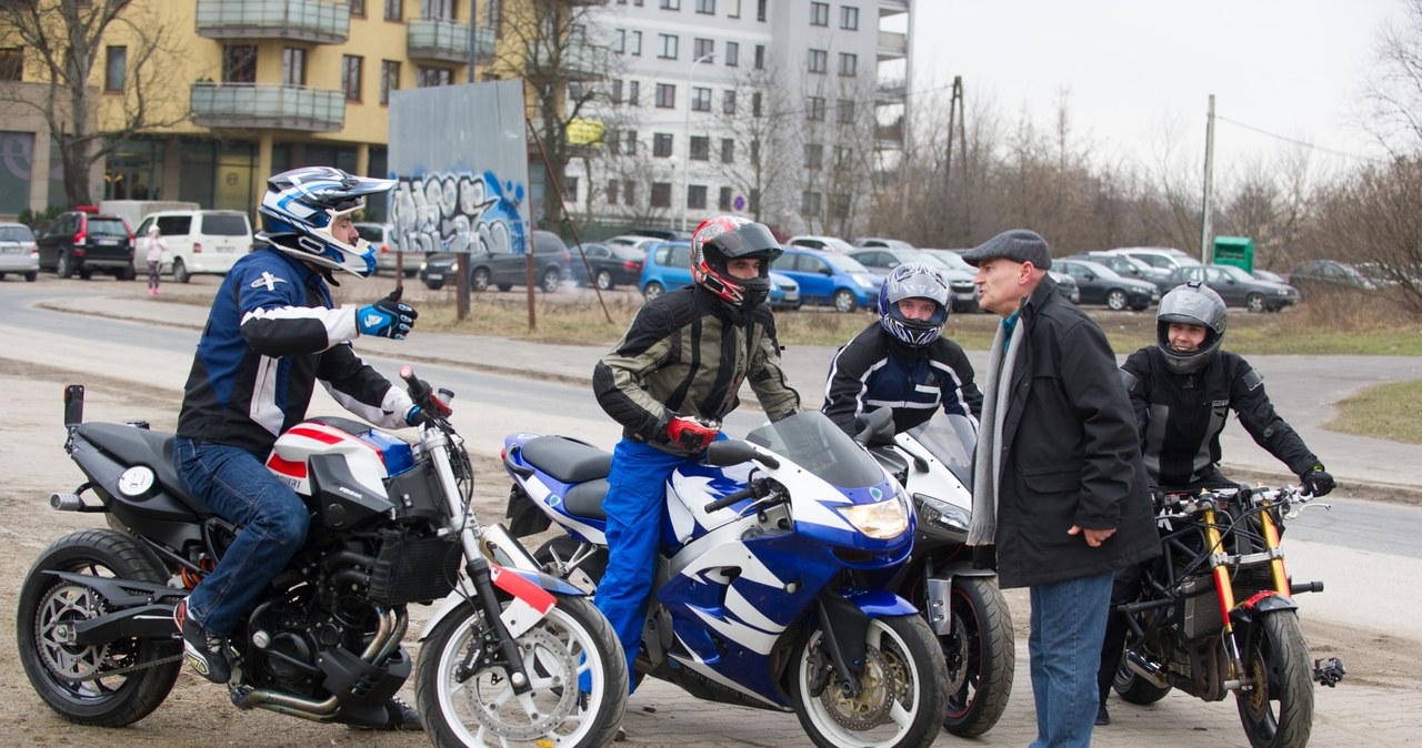 Hoffer wezwie policję, by zrobili porządek z motocyklistami. Ci w odwecie brutalnie go pobiją /x-news/ Radek Orzeł /TVN