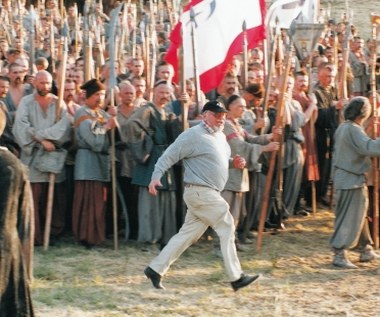 Hoffman przez długie lata walczył o zdobycie funduszy na realizację "Ogniem i mieczem". Zdjęcia rozpoczęto 13 października 1997 roku - 25 lat po realizacji "Potopu". Według dziewiątej wersji scenariusza. Film wszedł na ekrany w 1999 roku zdobywając ogromną, wielomilionową widownię.

"Chciałem zdobywać widzów rozmachem, bogactwem i wyrazistością filmowych wizji. Szczególnie fascynowała mnie historia" - mówił Hoffman o swojej twórczości w wywiadzie udzielonym Krzysztofowi Demidowiczowi.